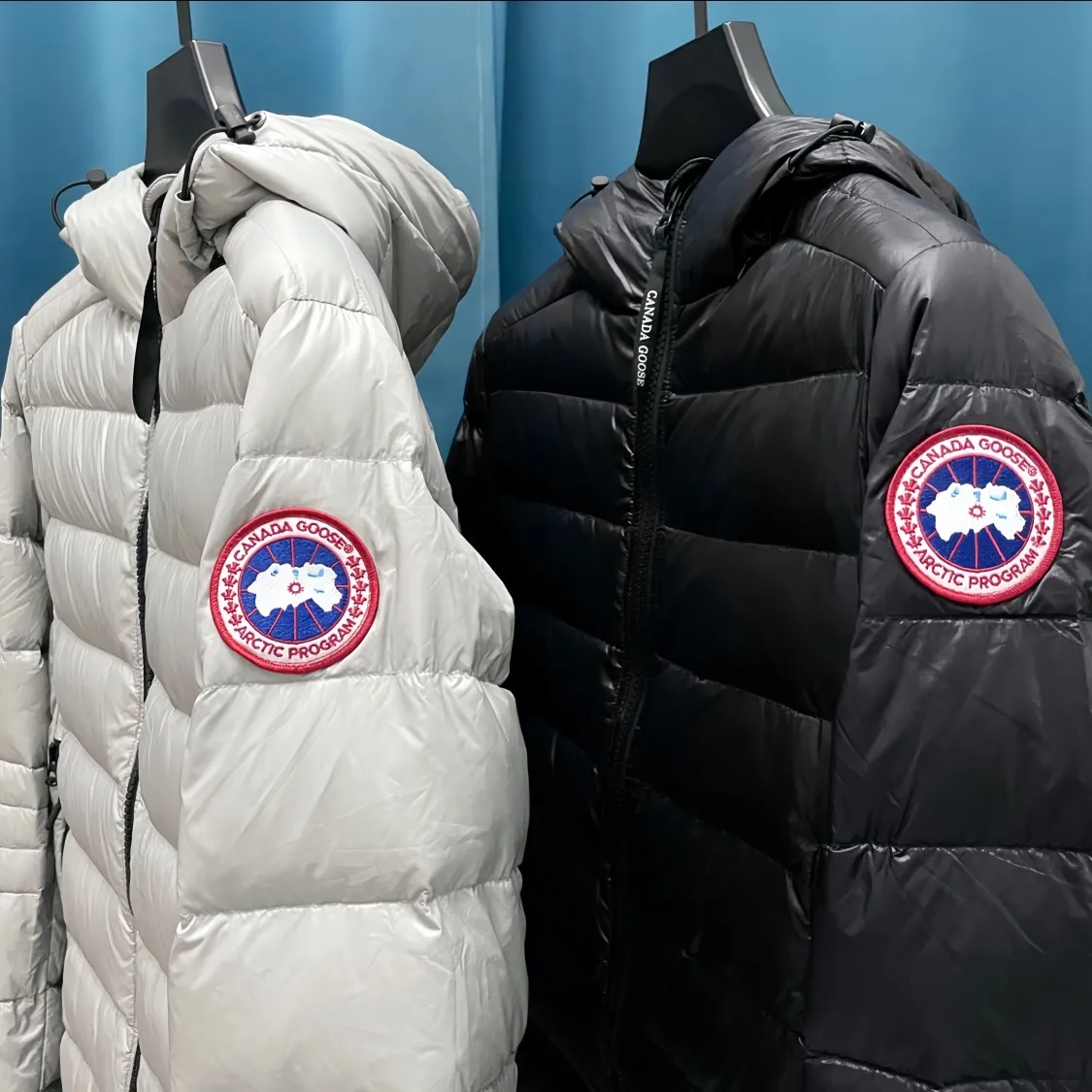 P760 Canada🦢➡️Canada Goose lightweight hooded down jacket has always been recognized as the warmest down jacket. Various Instagram celebrities, Internet celebrities, and celebrities often wear it for street photos. I do Canada Goose every year, but I still can’t get rid of my love for the geese. No matter how cold the weather is, there is no need to be afraid, because there are geese! Filled with 90% white duck down, Canada Goose is the legendary warmest down jacket and is known as a must-have for Arctic outdoor sports! The most popular down jacket in the world, celebrities are rushing to buy it, it is a must-have!  Same style for men and women